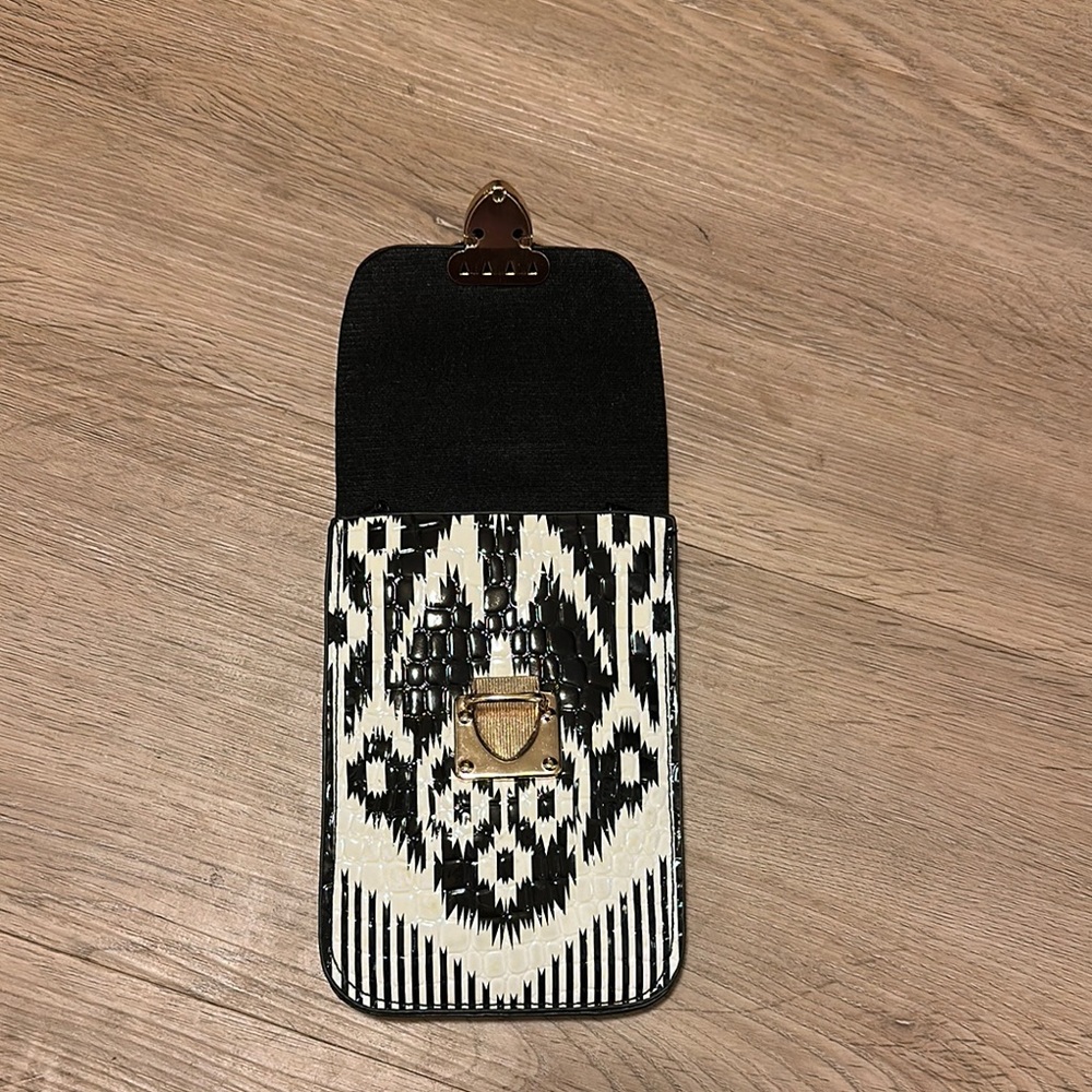 Chic Black and White Patterned Clutch - Picture 3 of 5